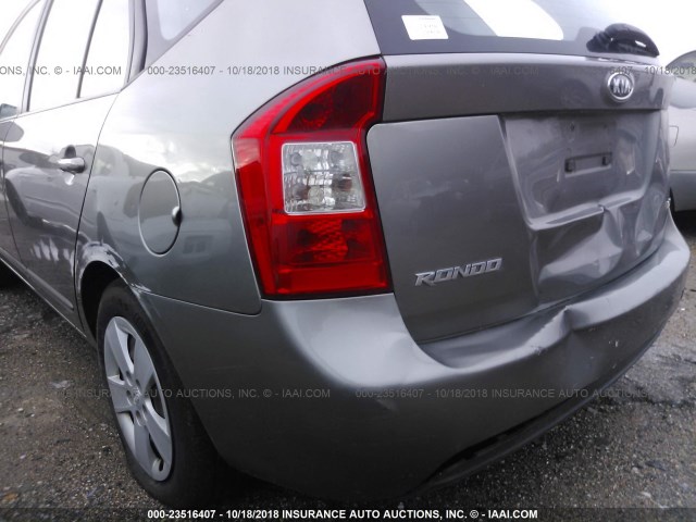 KNAFG528X97252720 - 2009 KIA RONDO LX/EX GRAY photo 6