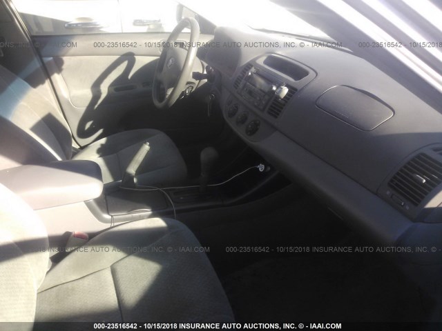 4T1BE32KX3U682064 - 2003 TOYOTA CAMRY LE/XLE/SE SILVER photo 5