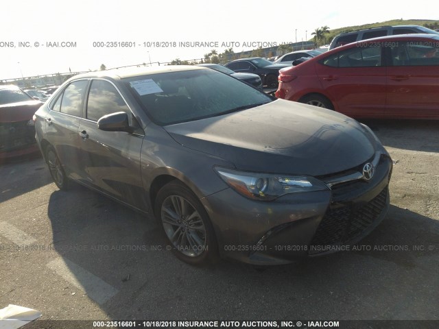 4T1BF1FK7FU111213 - 2015 TOYOTA CAMRY LE/XLE/SE/XSE GRAY photo 1