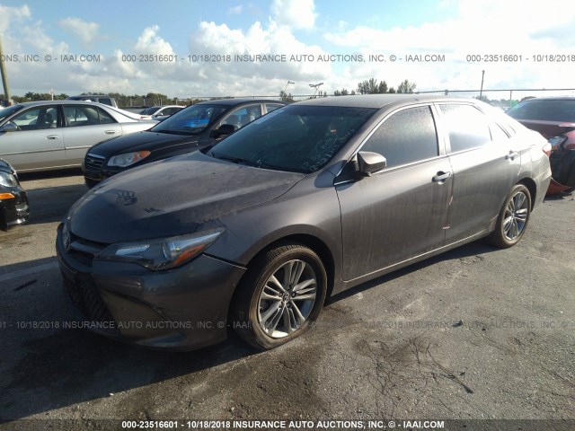 4T1BF1FK7FU111213 - 2015 TOYOTA CAMRY LE/XLE/SE/XSE 灰色 照片 2