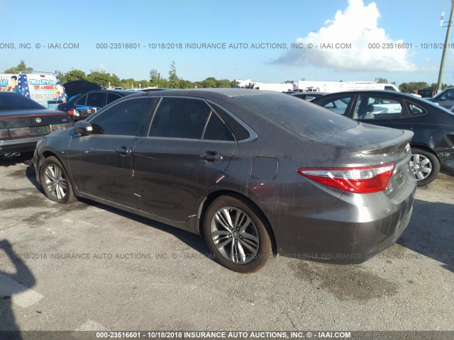 4T1BF1FK7FU111213 - 2015 TOYOTA CAMRY LE/XLE/SE/XSE 灰色 照片 3
