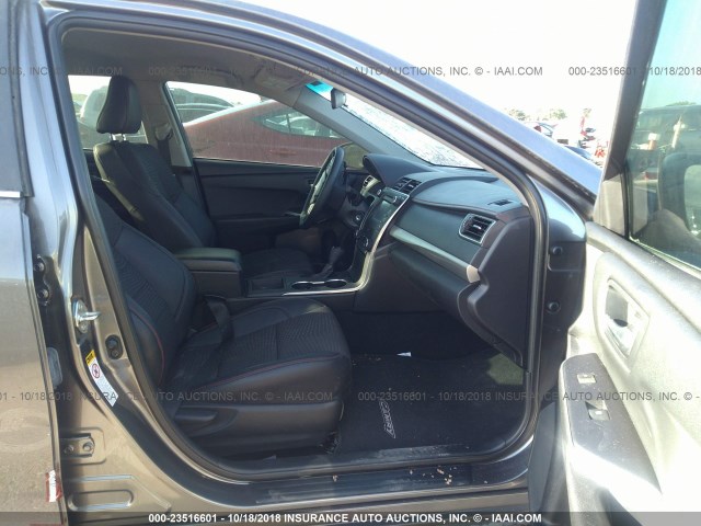 4T1BF1FK7FU111213 - 2015 TOYOTA CAMRY LE/XLE/SE/XSE 灰色 照片 5