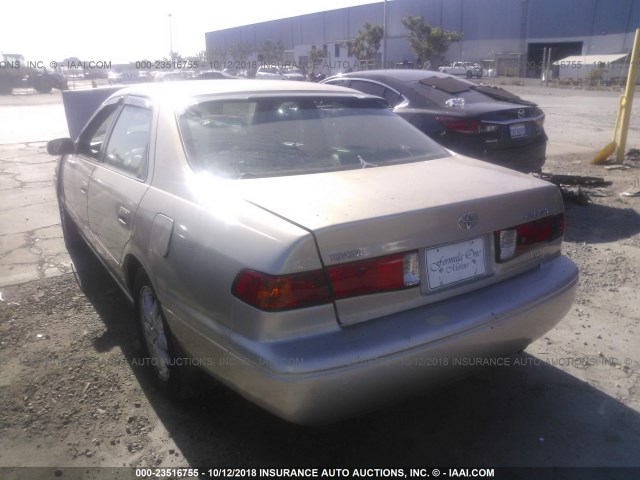 JT2BF28K010325993 - 2001 TOYOTA CAMRY LE/XLE GOLD photo 3