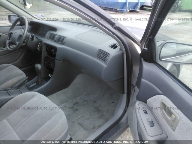 4T1BF22K0YU110516 - 2000 TOYOTA CAMRY LE/XLE GRAY photo 5