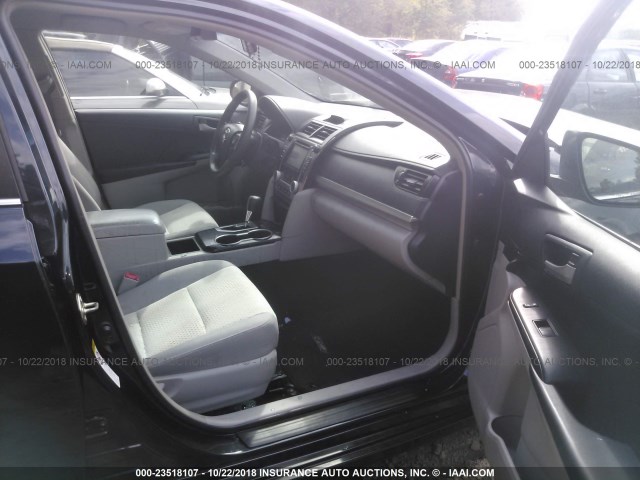 4T1BF1FK4EU858704 - 2014 TOYOTA CAMRY L/SE/LE/XLE Tünd mavi foto 5