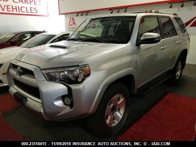 JTEBU5JR1J5516679 - 2018 TOYOTA 4RUNNER SR5 PREM/LTDL/TRAIL/TRD SILVER photo 2