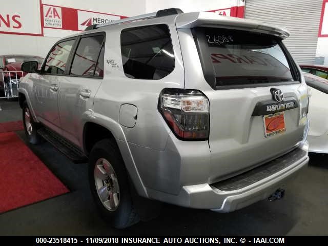 JTEBU5JR1J5516679 - 2018 TOYOTA 4RUNNER SR5 PREM/LTDL/TRAIL/TRD SILVER photo 3