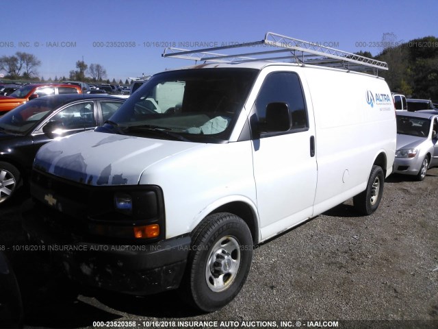 1GCGG25V471100357 - 2007 CHEVROLET EXPRESS G2500  WHITE photo 2