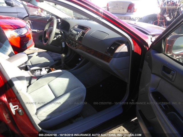 4T1BE32K24U274188 - 2004 TOYOTA CAMRY LE/XLE/SE RED photo 5