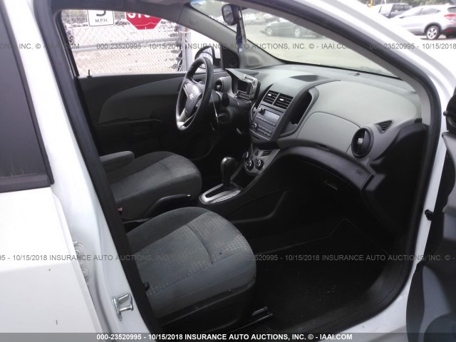 1G1JA5SHXD4214700 - 2013 CHEVROLET SONIC LS WHITE photo 5