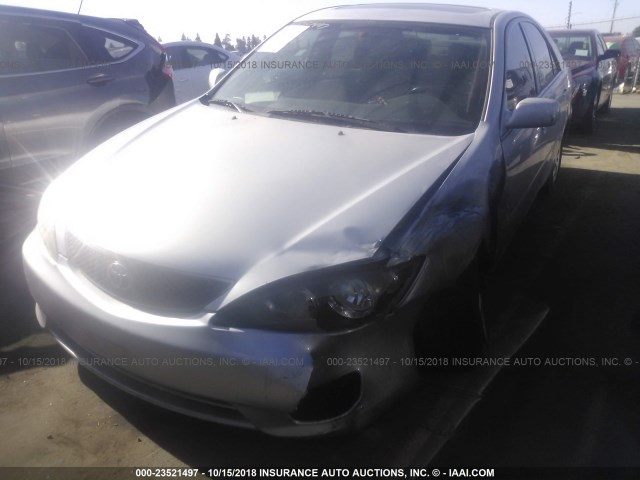 4T1BE32K05U539921 - 2005 TOYOTA CAMRY LE/XLE/SE GRAY photo 2