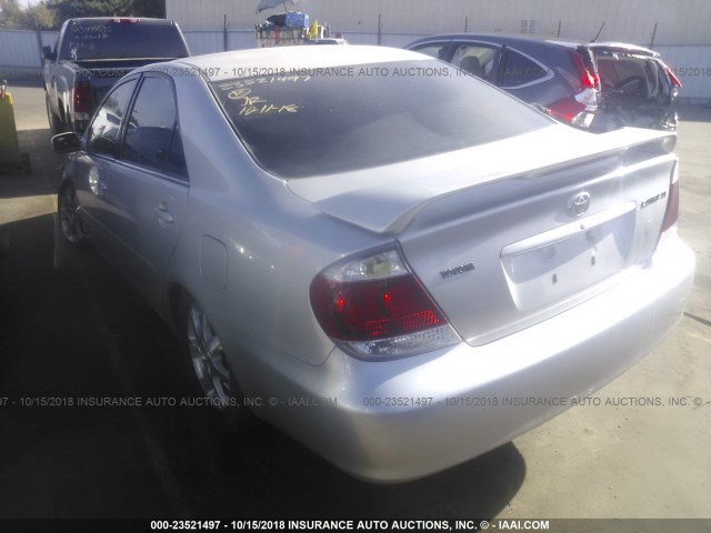 4T1BE32K05U539921 - 2005 TOYOTA CAMRY LE/XLE/SE GRAY photo 3