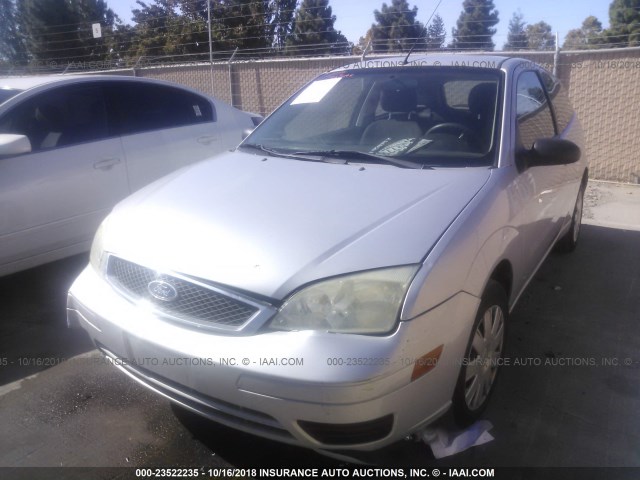 1FAFP31N07W133940 - 2007 FORD FOCUS ZX3/S/SE/SES SILVER photo 2