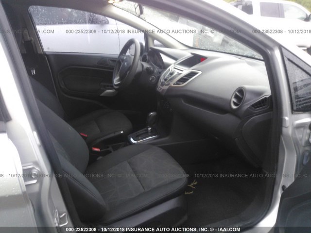 3FADP4BJ3DM185096 - 2013 FORD FIESTA SE ვერცხლისფერი ფოტო 5