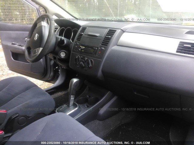 3N1BC11E08L386176 - 2008 NISSAN VERSA S/SL GRAY photo 5