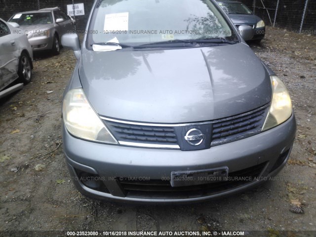 3N1BC11E08L386176 - 2008 NISSAN VERSA S/SL GRAY photo 6