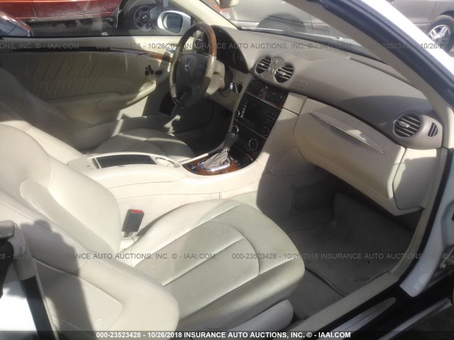 WDBTK56F98T098180 - 2008 MERCEDES-BENZ CLK 350 WHITE photo 5