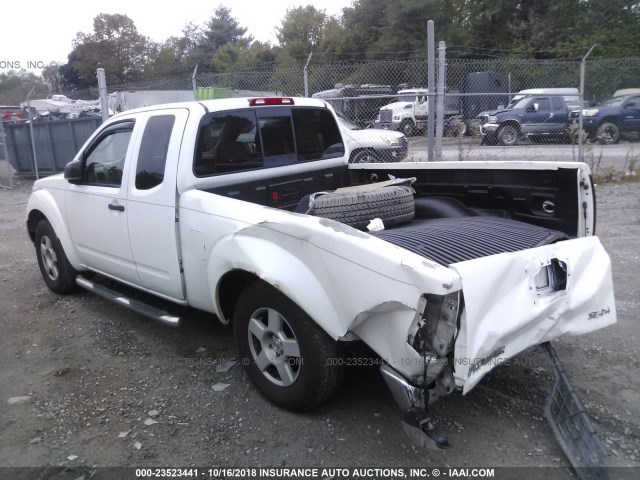 1N6AD06W75C435184 - 2005 NISSAN FRONTIER KING CAB LE/SE/OFF ROAD WHITE photo 3