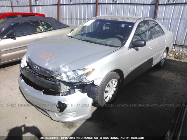 4T1BE32K15U965875 - 2005 TOYOTA CAMRY LE/XLE/SE SILVER photo 2