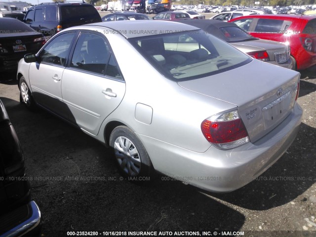 4T1BE32K15U965875 - 2005 TOYOTA CAMRY LE/XLE/SE SILVER photo 3