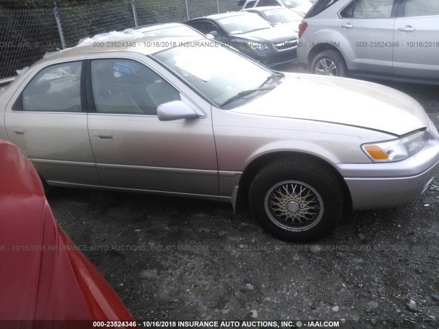 JT2BG22K9X0311752 - 1999 TOYOTA CAMRY LE/XLE GOLD photo 1