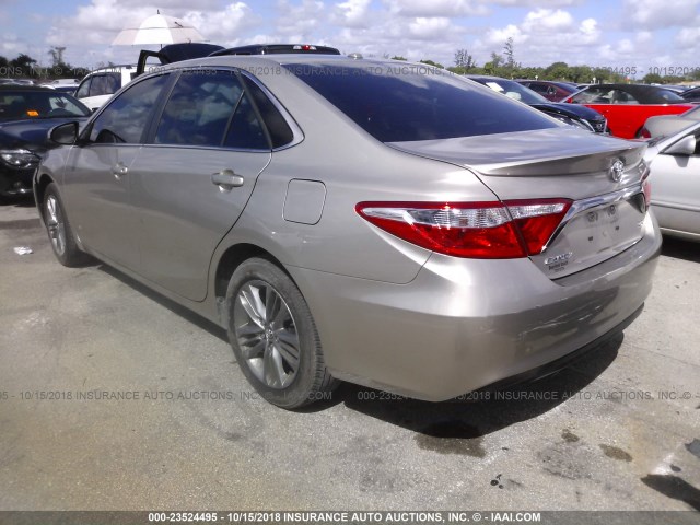 4T1BF1FK2HU438668 - 2017 TOYOTA CAMRY LE/XLE/SE/XSE 金色 照片 3