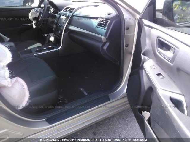 4T1BF1FK2HU438668 - 2017 TOYOTA CAMRY LE/XLE/SE/XSE 金色 照片 5
