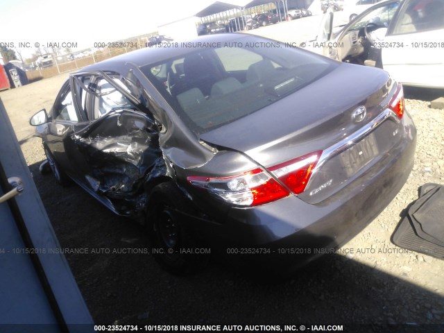 4T1BF1FK5HU372617 - 2017 TOYOTA CAMRY LE/XLE/SE/XSE GRAY photo 3