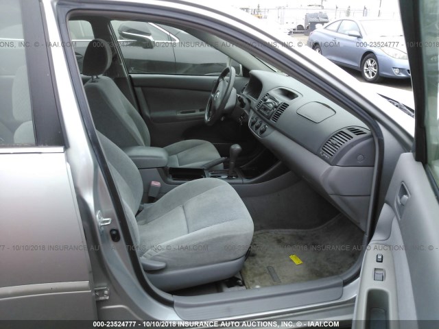 4T1BE32K44U304131 - 2004 TOYOTA CAMRY LE/XLE/SE Күміс фото 5