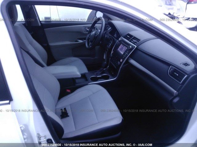 4T1BF1FK3GU240535 - 2016 TOYOTA CAMRY LE/XLE/SE/XSE WHITE photo 5