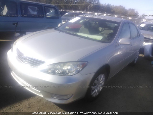 4T1BE32K15U531181 - 2005 TOYOTA CAMRY LE/XLE/SE SILVER photo 2