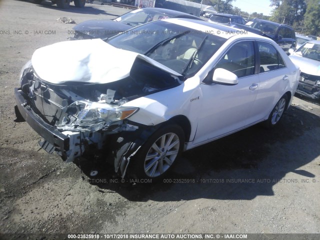 4T1BD1FK7DU093430 - 2013 TOYOTA CAMRY HYBRID/LE/XLE WHITE photo 2