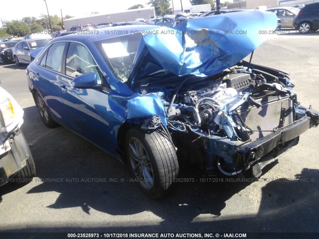 4T1BF1FK7HU700863 - 2017 TOYOTA CAMRY LE/XLE/SE/XSE BLUE photo 1