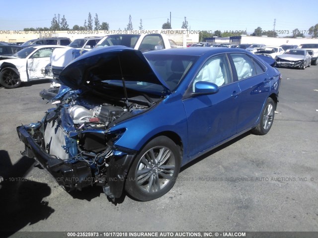 4T1BF1FK7HU700863 - 2017 TOYOTA CAMRY LE/XLE/SE/XSE BLUE photo 2