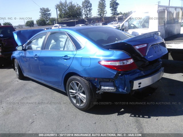4T1BF1FK7HU700863 - 2017 TOYOTA CAMRY LE/XLE/SE/XSE BLUE photo 3
