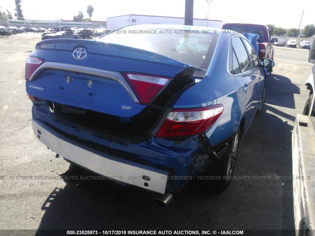 4T1BF1FK7HU700863 - 2017 TOYOTA CAMRY LE/XLE/SE/XSE BLUE photo 4