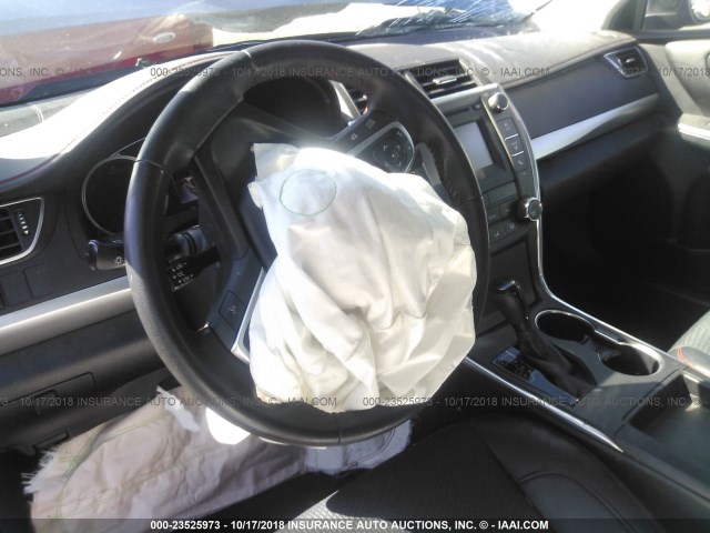 4T1BF1FK7HU700863 - 2017 TOYOTA CAMRY LE/XLE/SE/XSE BLUE photo 5