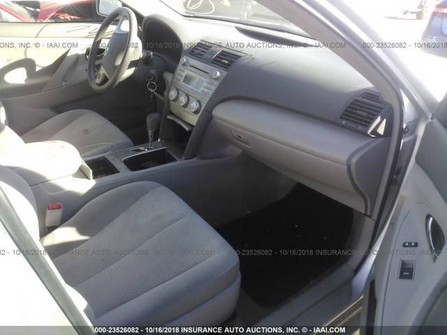 4T1BF3EK4BU613961 - 2011 TOYOTA CAMRY SE/LE/XLE SILVER photo 5