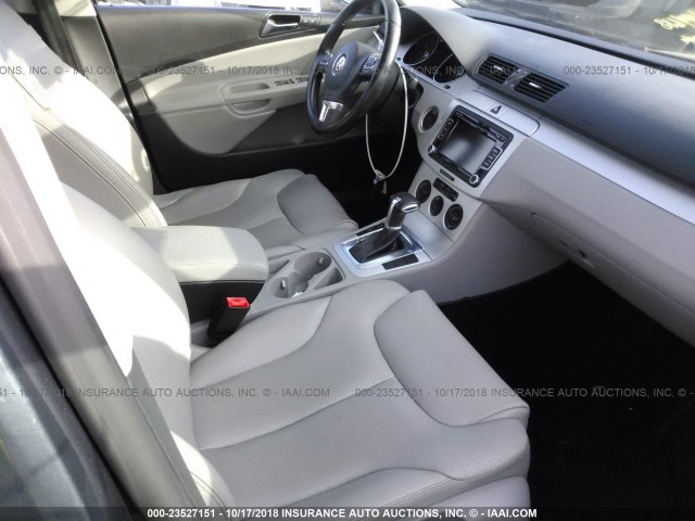 WVWJK7AN2AE062425 - 2010 VOLKSWAGEN PASSAT KOMFORT GRAY photo 5