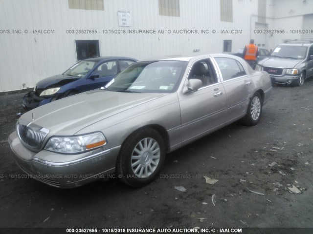 1LNHM81W93Y648026 - 2003 LINCOLN TOWN CAR EXECUTIVE Beige Foto 2