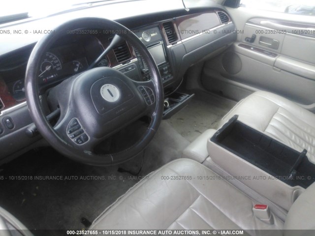 1LNHM81W93Y648026 - 2003 LINCOLN TOWN CAR EXECUTIVE Beige Foto 5