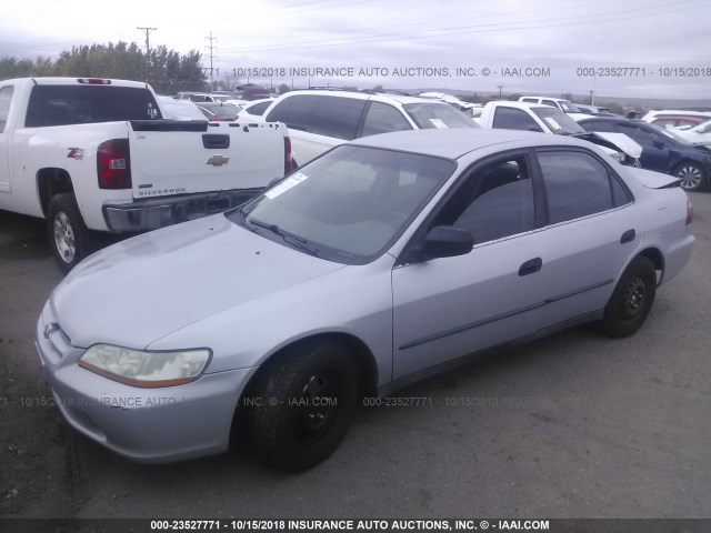 1HGCF8647YA153261 - 2000 HONDA ACCORD DX SILVER photo 2