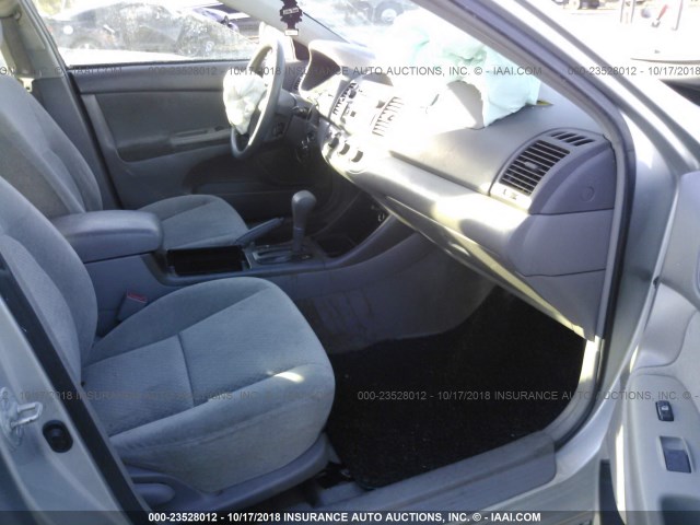 4T1BE32K73U124298 - 2003 TOYOTA CAMRY LE/XLE/SE SILVER photo 5