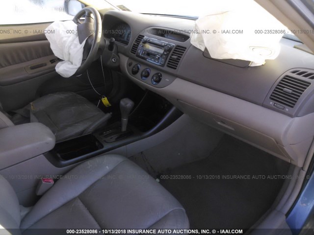 4T1BF30K72U518656 - 2002 TOYOTA CAMRY LE/XLE/SE BLUE photo 5
