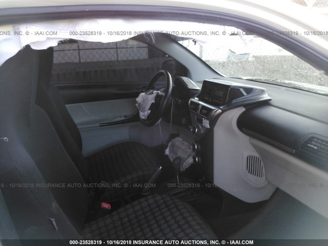 JTNJJXB02CJ009123 - 2012 TOYOTA SCION IQ WHITE photo 5