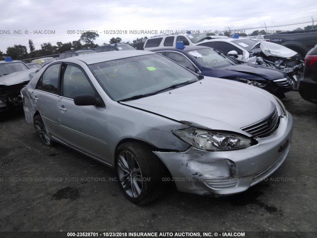 4T1BE32K55U068087 - 2005 TOYOTA CAMRY LE/XLE/SE SILVER photo 1