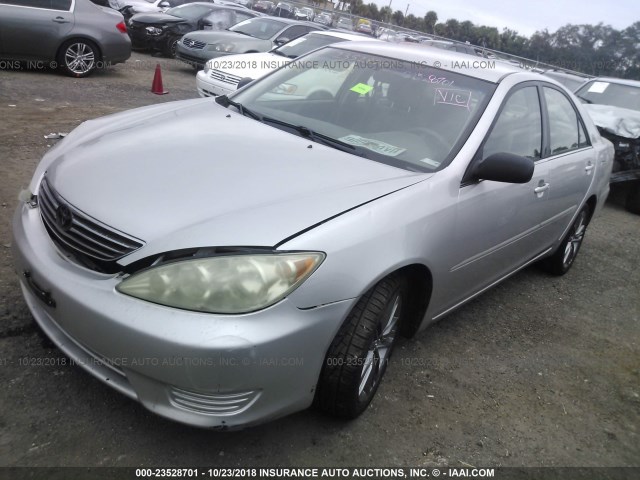 4T1BE32K55U068087 - 2005 TOYOTA CAMRY LE/XLE/SE SILVER photo 2