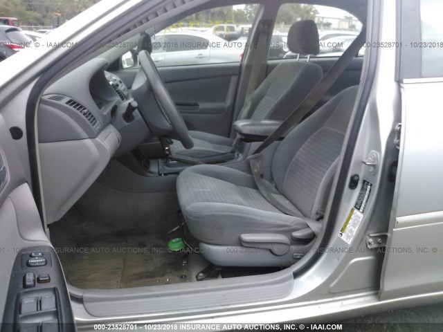 4T1BE32K55U068087 - 2005 TOYOTA CAMRY LE/XLE/SE SILVER photo 5