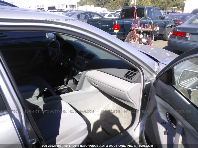 4T4BF3EK8AR053186 - 2010 TOYOTA CAMRY SE/LE/XLE SILVER photo 5
