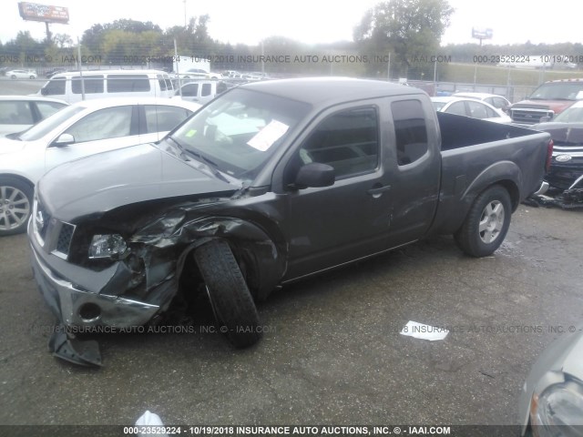 1N6AD06U36C416891 - 2006 NISSAN FRONTIER KING CAB LE/SE/OFF ROAD GRAY photo 2